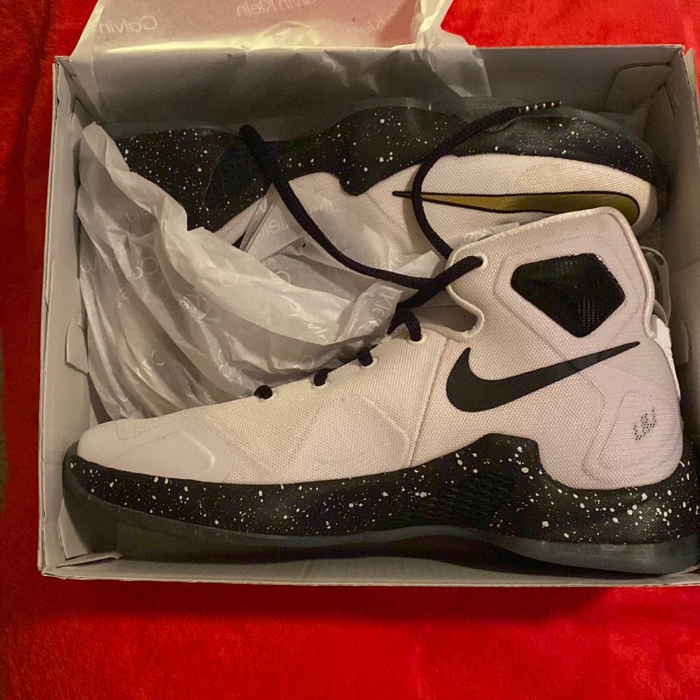 NWB Nike Lebron XIII GS Basketball Shoes Women’s 8 Men’s 6.5